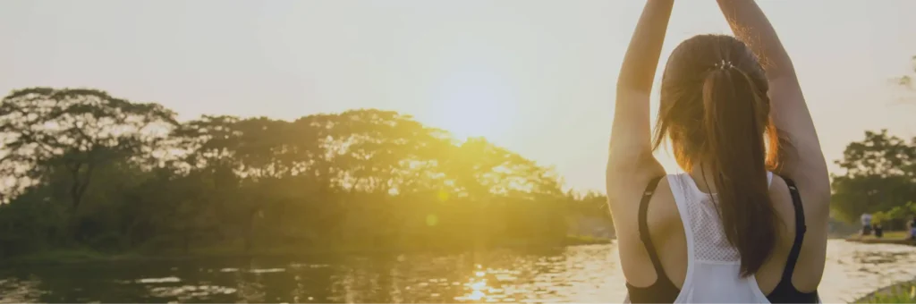 Vrouw die op zonsopgang let