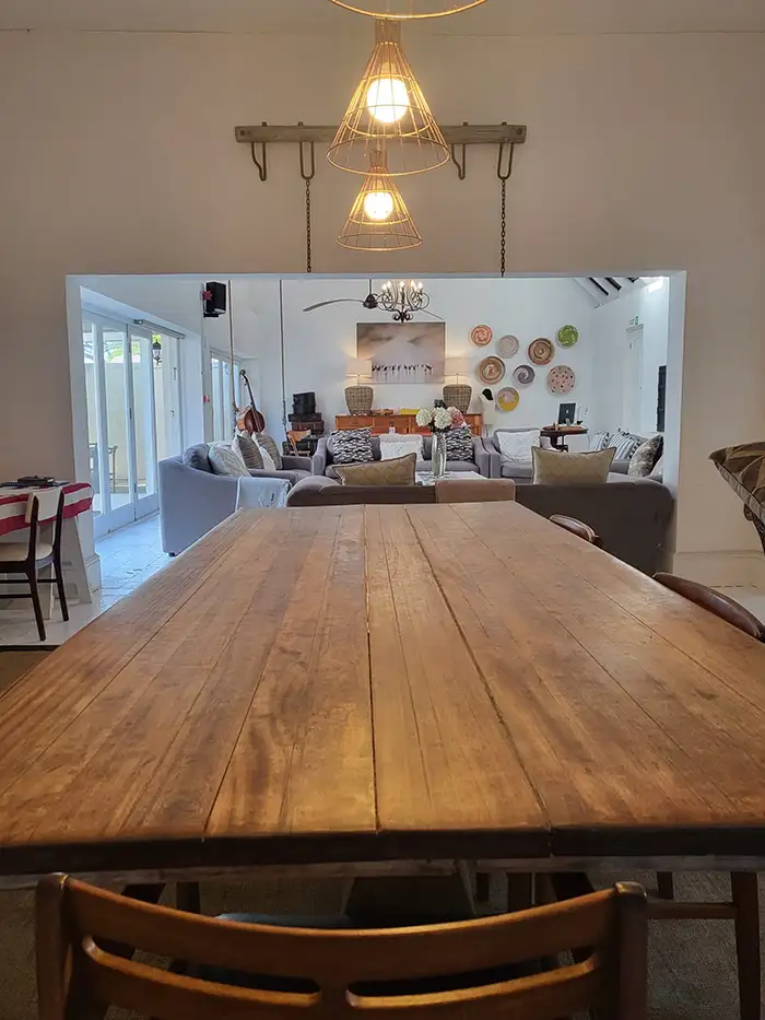 een foto van een eettafel