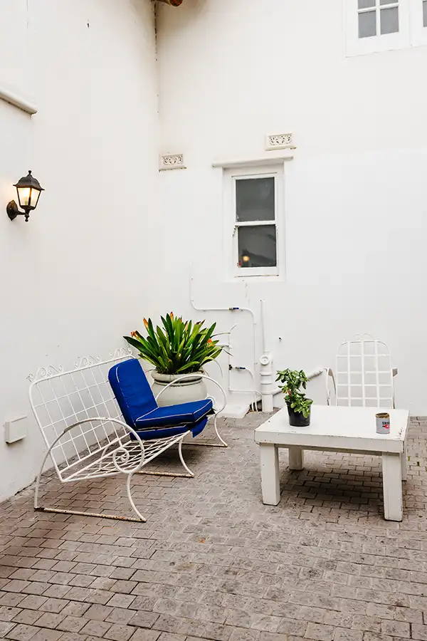 Een huis met een witte gevel