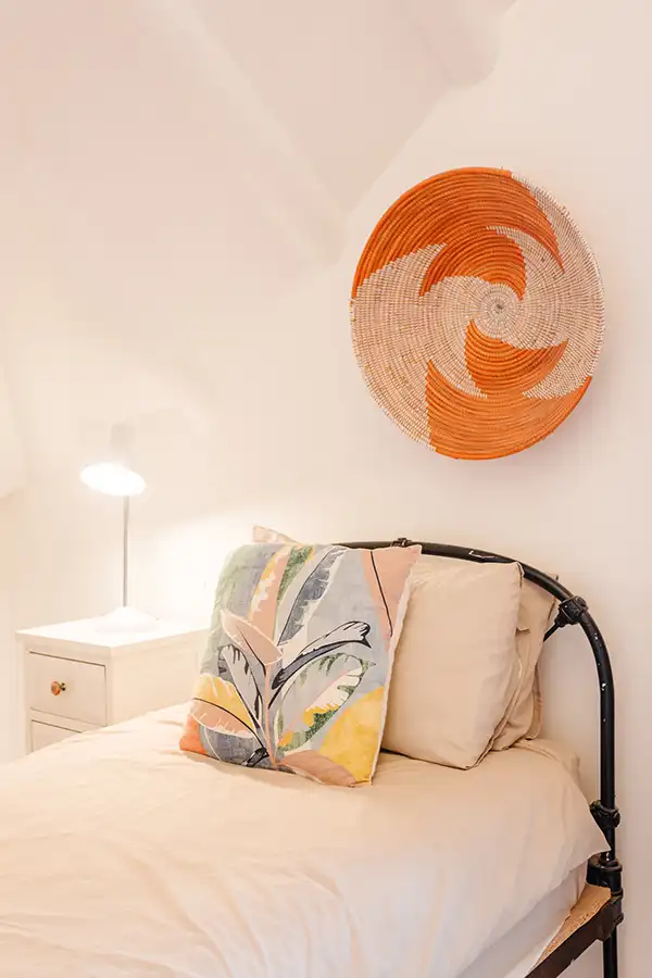 Een slaapkamer met natuurlijk licht