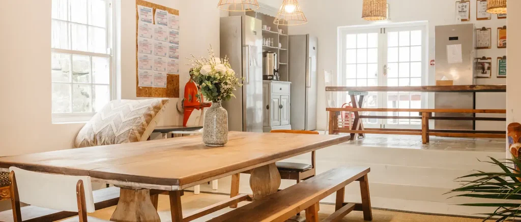 een foto van een eettafel