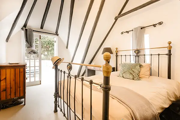 Een slaapkamer met natuurlijk licht