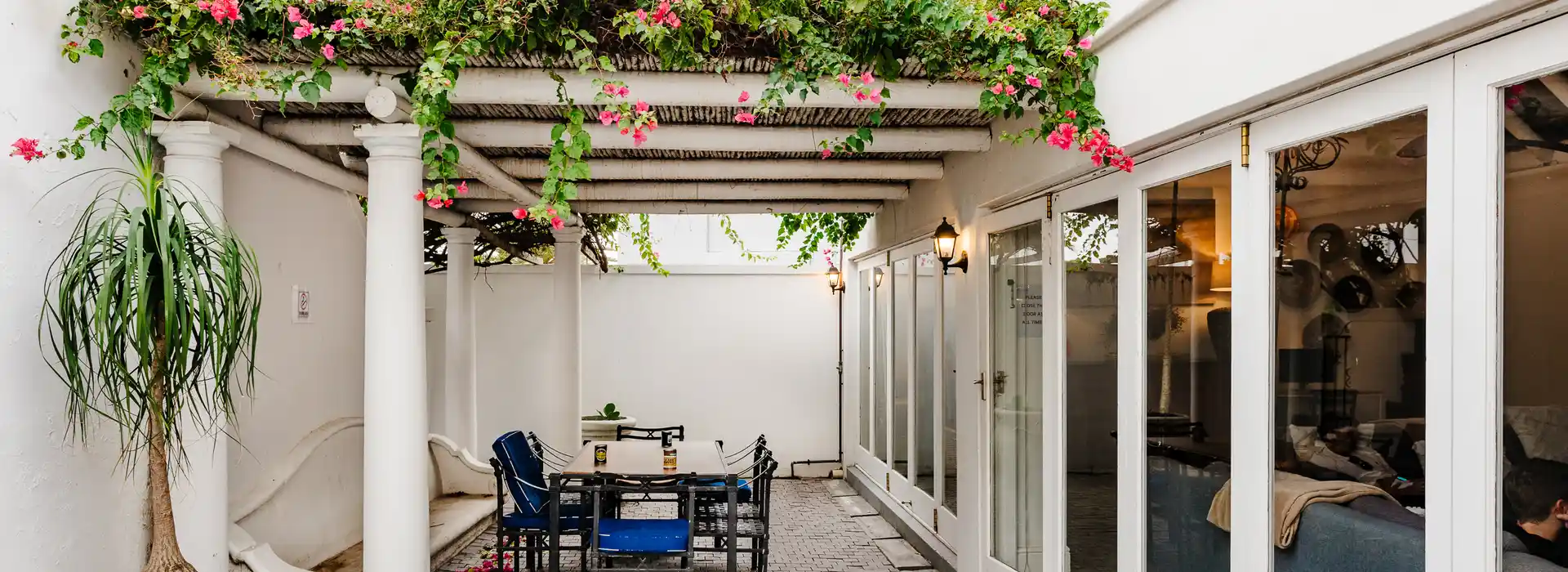 Herval voorkomen: rustige patio met tafel en stoelen bij Liberty Home